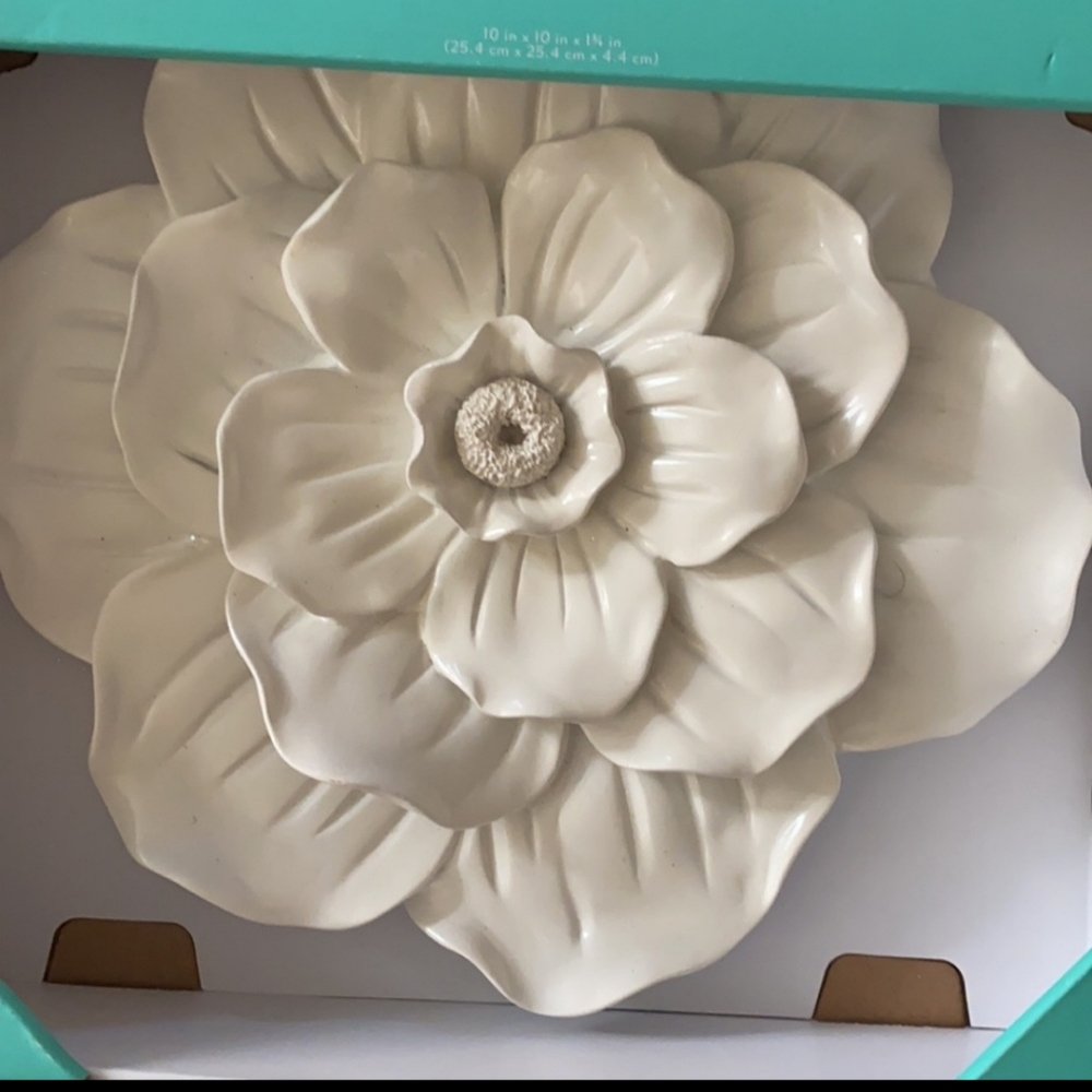 Pillowfort white flower wall decor